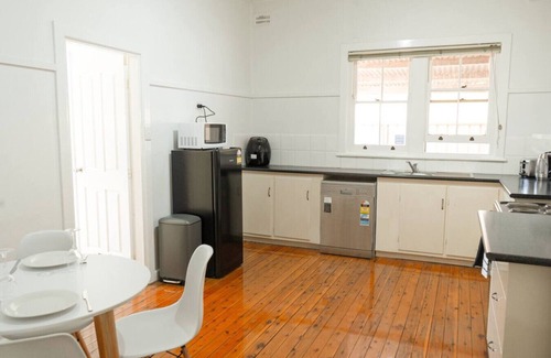 Dubbo House | StayAU 3BRM Cozy Retreat Close to Dubbo