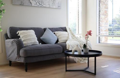 Pakenham House | StayAU Pakenham 5 BRM Hidden Oasis Pet-friendly
