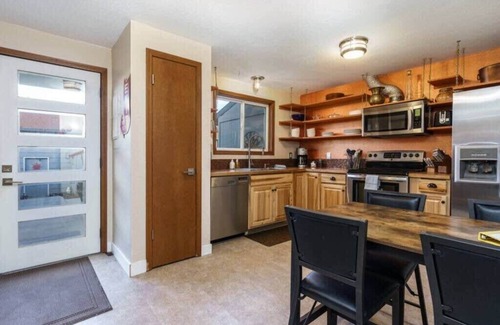 Boise Bench House | #StayInMyDistrict Eclectic Boise Townhouse near St. Als