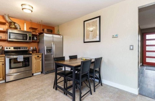 Boise Bench House | #StayInMyDistrict Eclectic Boise Townhouse near St. Als