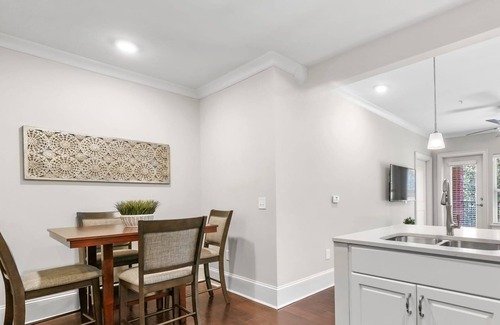 Myers Park Condo | StaysByWalker 2BR - 2 Miles To Uptown! KingBed/Gym