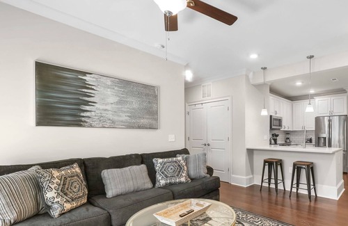 Myers Park Condo | StaysByWalker 2BR - 2 Miles To Uptown! KingBed/Gym