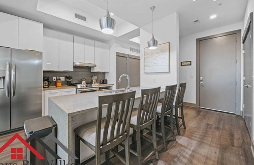 Second Ward Condo | StaysByWalker 2BR CityCenter|Spa/Gym/KingBed/ADA