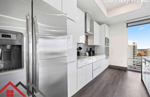 Second Ward Condo | StaysByWalker 2BR Lux Uptown | 1G WIFI/King Beds