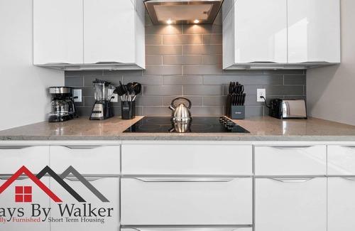 Second Ward Condo | StaysByWalker 2BR Lux Uptown | 1G WIFI/King Beds