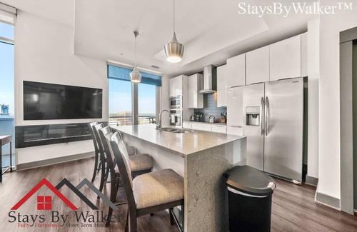 Second Ward Condo | StaysByWalker 3BR Lux Uptown | Spa/Gym/KingBed