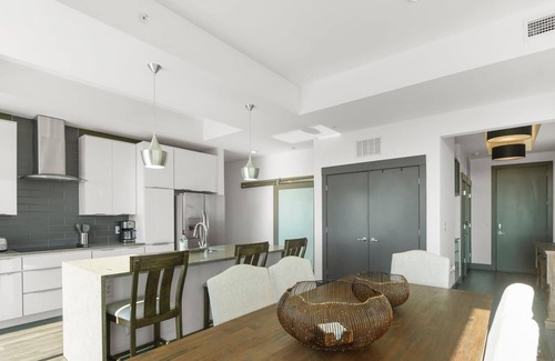 Second Ward Condo | StaysByWalker 3BR Lux Uptown | Spa/Gym/KingBed