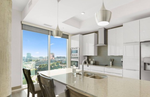 Second Ward Condo | StaysByWalker 3BR Lux Uptown | Spa/Gym/KingBed