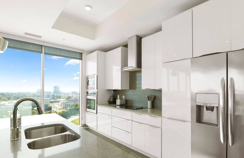 Second Ward Condo | StaysByWalker 3BR Lux Uptown | Spa/Gym/KingBed
