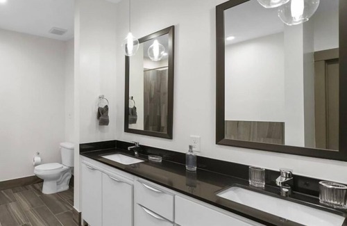 Second Ward Condo | StaysByWalker 3BR - Spa/Gym/KingBed/Parking
