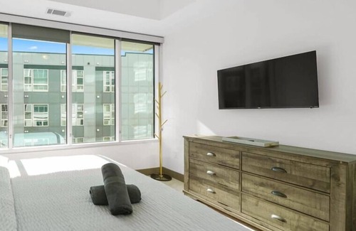 Second Ward Condo | StaysByWalker 3BR - Spa/Gym/KingBed/Parking