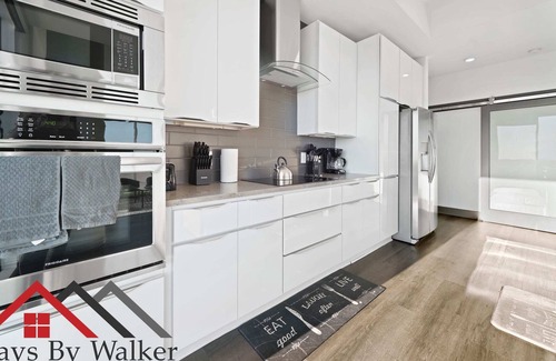Second Ward Condo | StaysByWalker Lux 3BR Uptown! Spa/Gym/KingBed