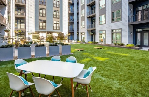 Second Ward Condo | StaysByWalker Uptown 1BR Gym/Parking/Desk/KingBed
