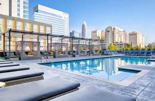 Second Ward Condo | StaysByWalker Uptown 1BR Gym/Parking/Desk/KingBed