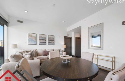 Second Ward Condo | StaysByWalker Uptown 2BR|Spa/Gym/KingBed/Parking