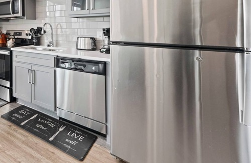 Second Ward Condo | StaysByWalker Uptown 1BR | Spa/Gym/KingBed/Parking