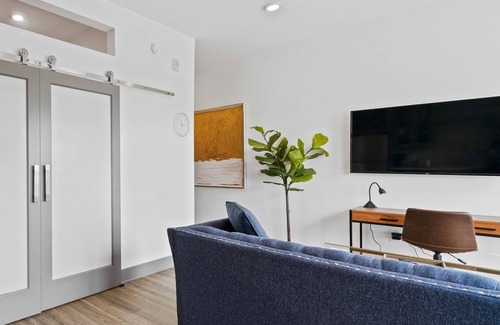 Second Ward Condo | StaysByWalker Uptown 1BR | Spa/Gym/KingBed/Parking
