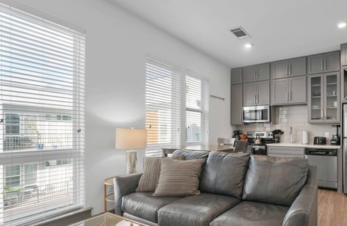Second Ward Condo | StaysByWalker Uptown 1BR | Spa/Gym/KingBed/Parking