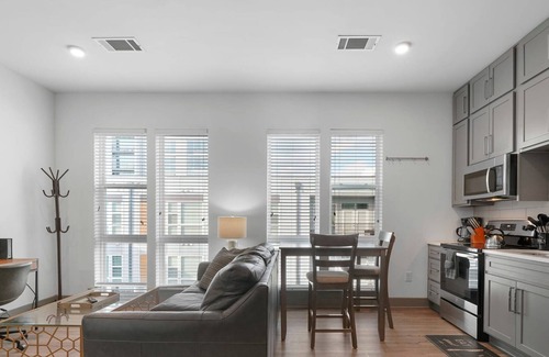 Second Ward Condo | StaysByWalker Uptown 1BR | Spa/Gym/KingBed/Parking