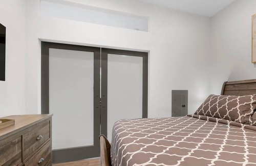 Second Ward Condo | StaysByWalker Uptown 1BR | Spa/Gym/KingBed/Parking