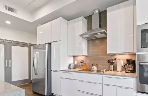 Second Ward Condo | StaysByWalker Uptown 3BR|Spa/Gym/KingBed/Parking