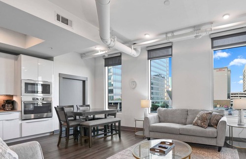 Second Ward Condo | StaysByWalker Uptown 3BR|Spa/Gym/KingBed/Parking