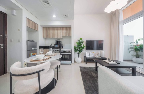 Dubai Apartment | StayShort - Damac Hills Sleeps 4 with Basketball Court!