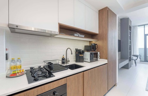 Dubai Apartment | StayShort - Modern Studio Retreat in Al Furjan - Sleeps 2!