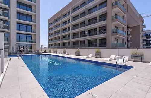 Dubai Apartment | StayShort - Modern Studio Retreat in Al Furjan - Sleeps 2!