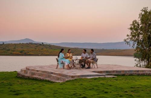Wadgaon Villa | StayVista at Nihira Farms with Lake View - Kamshet