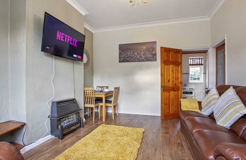 Burslem House | ⭑ Staywhenever NWT- 4 Bedroom House | King Size Beds | Sleeps 9 ⭑
