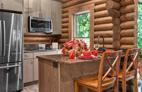 Logan Cabin | Steel Mill-Romanic-Luxurious-Massage Chair-Sauna-Hot Tub-Kayaks-FireTable-Kg Bed