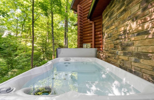 Logan Cabin | Steel Mill-Romanic-Luxurious-Massage Chair-Sauna-Hot Tub-Kayaks-FireTable-Kg Bed