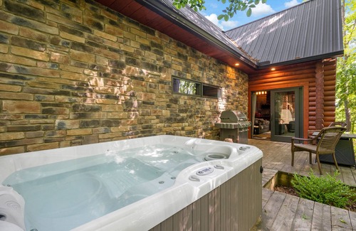 Logan Cabin | Steel Mill-Romanic-Luxurious-Massage Chair-Sauna-Hot Tub-Kayaks-FireTable-Kg Bed