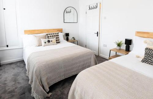 Port Talbot House | Steel Town Lodge - Comfy Home in Port Talbot with Hot Tub & Dart Board