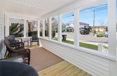 Chincoteague House | Stella del Mare - Charming home with relaxing porch!