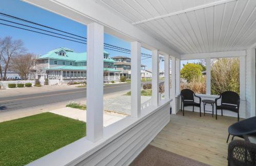 Chincoteague House | Stella del Mare - Charming home with relaxing porch!