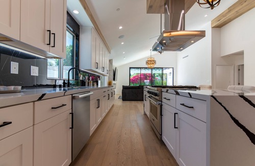 Burbank House | Stellar Home with Pool and Jacuzzi-Minutes from Universal Studios and Hollywood!
