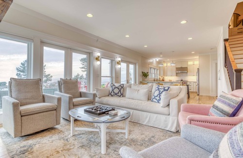 Lincoln City House | Stellar Ocean and Bay Views, Chef’s Kitchen, Hot Tub and 4 Luxurious Bedrooms!