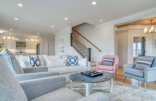 Lincoln City House | Stellar Ocean and Bay Views, Chef’s Kitchen, Hot Tub and 4 Luxurious Bedrooms!