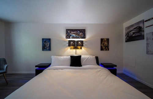 Eureka Springs Resort | Step into our Galaxy King Suite Room at GloryDayz!