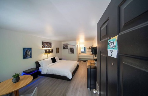 Eureka Springs Resort | Step into our Galaxy King Suite Room at GloryDayz!