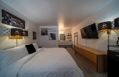 Eureka Springs Resort | Step into our Galaxy King Suite Room at GloryDayz!