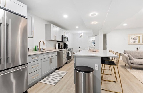 Shoreline Apartment | Step Into Retro Chic: Luxurious Suite King Bed