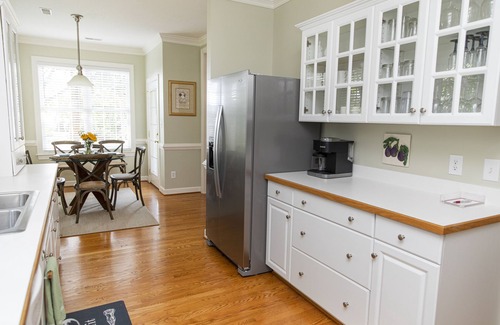 Gloucester Point House | Steps away from Gloucester Marina & Restaurant