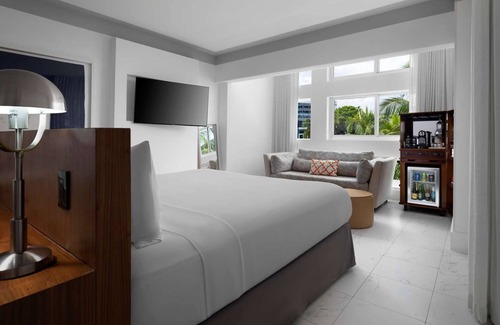 City Center Resort | Steps Away from Miami Beach! Pet-friendly Property, Outdoor Pool!