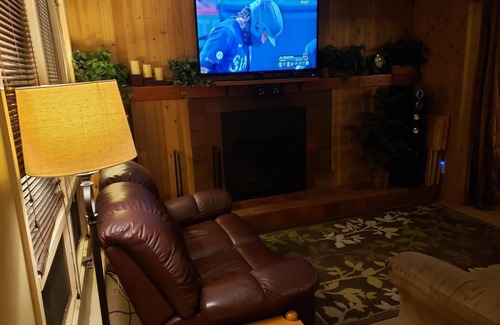 East Kootenay Condo | Steps Away From The Hot Tub And Pub