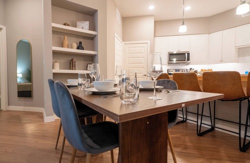 Tobin Hill Apartment | Steps from Pearl District, Riverwalk access, Gym, Pool, Free Parking, King Bed