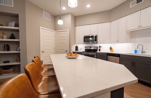 Tobin Hill Apartment | Steps from Pearl District, Riverwalk access, Gym, Pool, Free Parking, King Bed