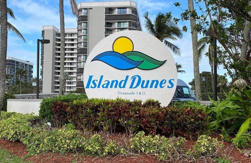 Hutchinson Island South Apartment | Steps from the beach, beach front, golf, marina and restaurant private access